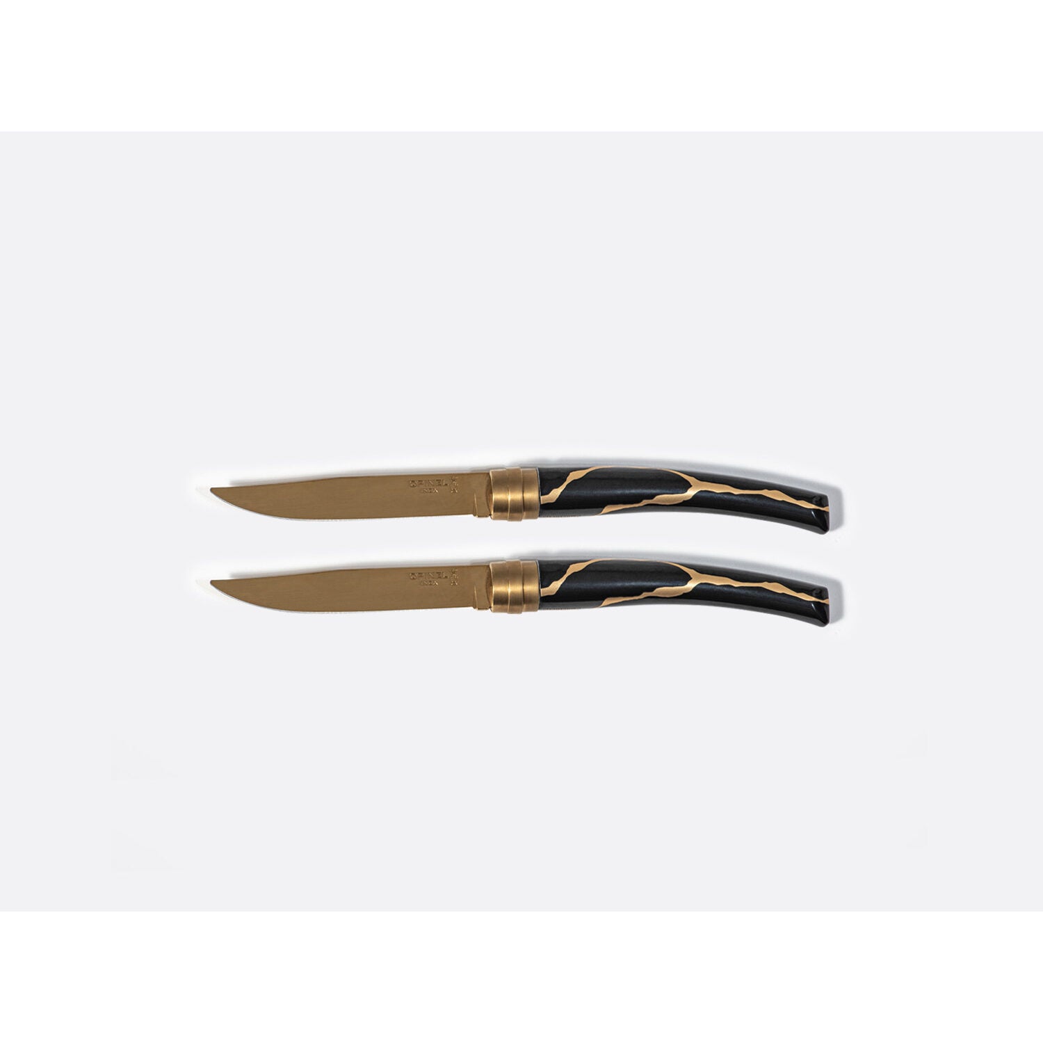 Bernardaud Set of 2 Miroir Or table knives, Limoges porcelain, Kintsugi - Sarkis collection, on a white background