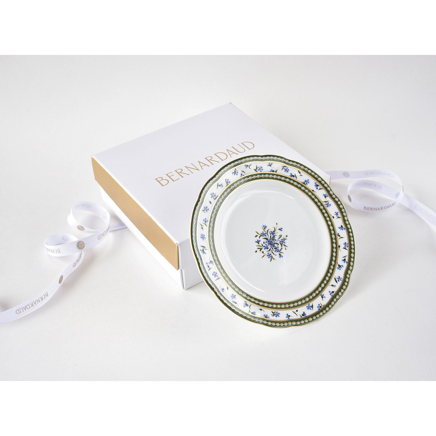 Bernardaud Set of 1 bread and butter plate 6.3", Limoges porcelain, Marie-Antoinette collection, on a white background