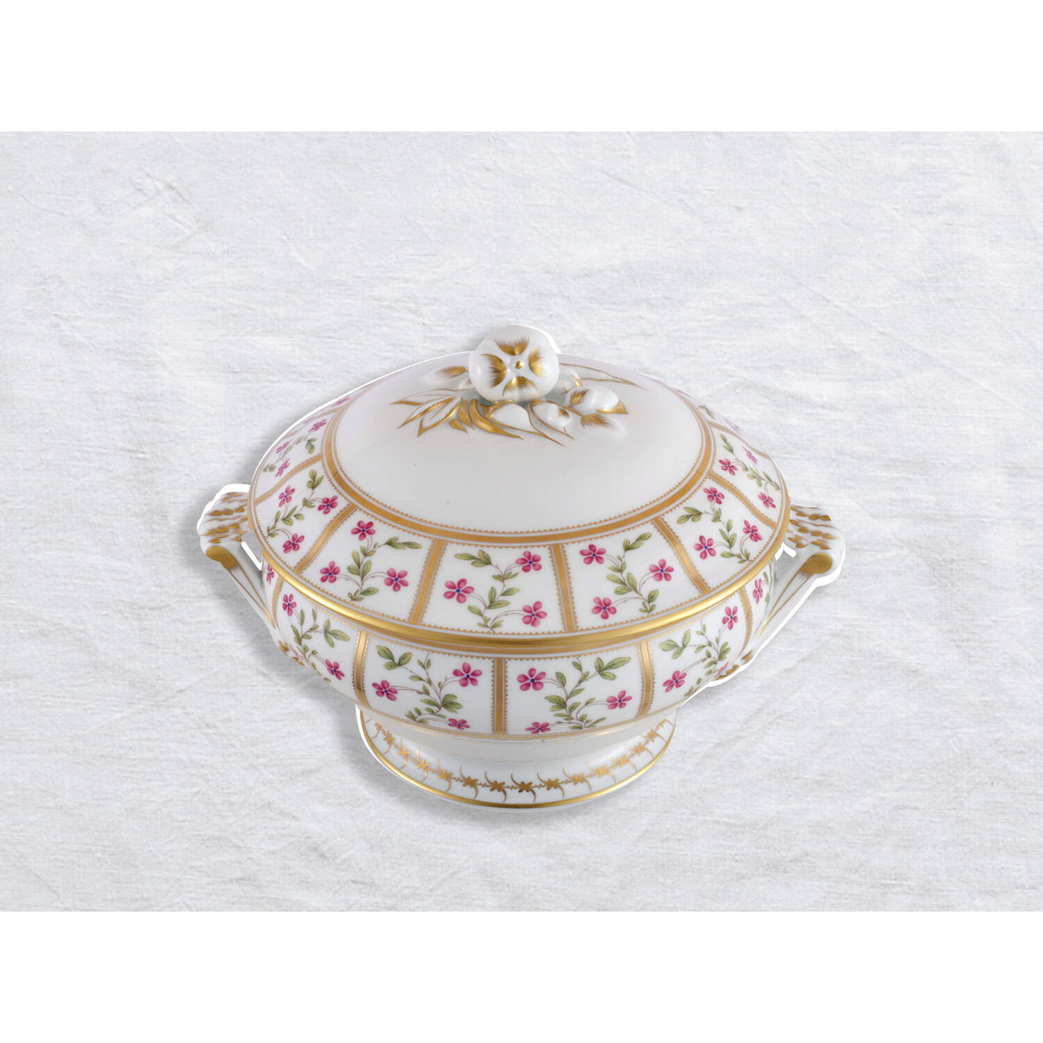Bernardaud Soup tureen 74.5 oz, Limoges porcelain, Roseraie collection, on a white background