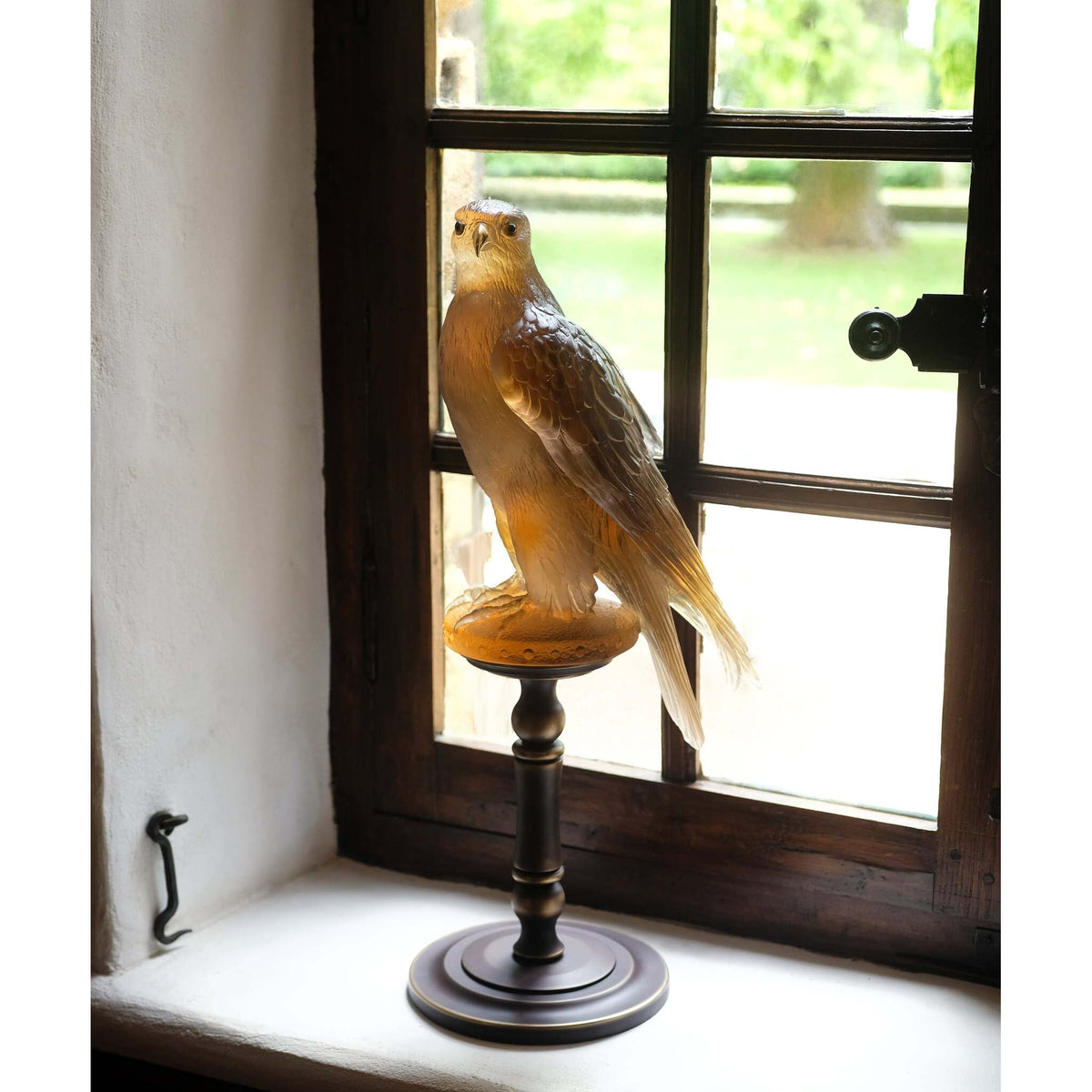 Daum Faucon Gerfaut By Madeleine Van Der Knoop Sculpture – Amber pink 125ex, alternate view
