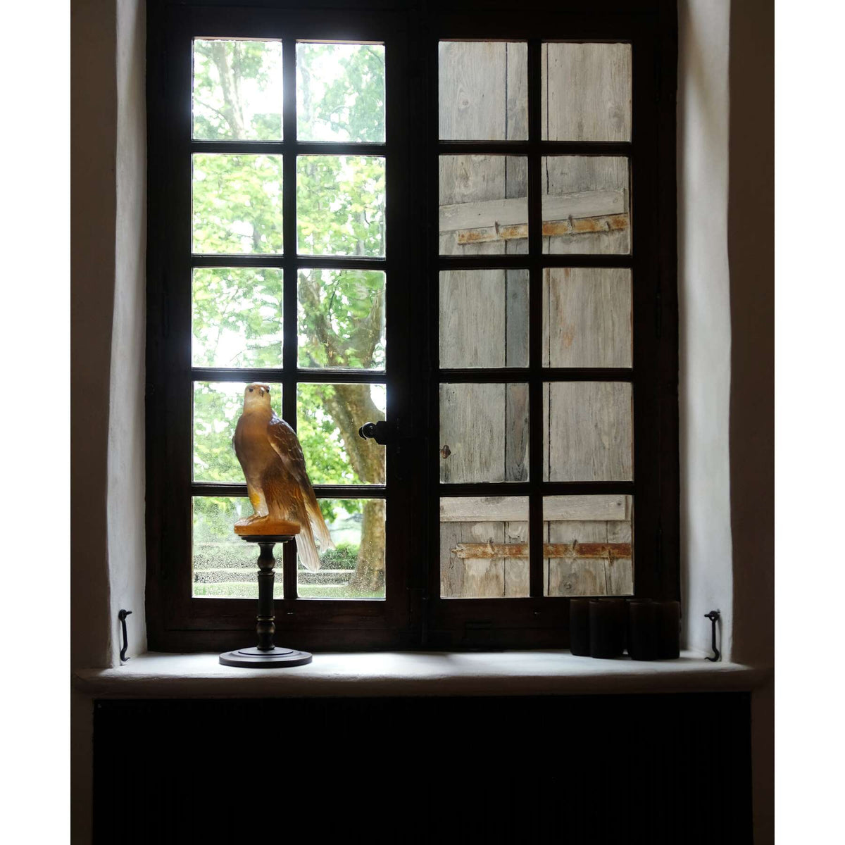 Daum Faucon Gerfaut By Madeleine Van Der Knoop Sculpture – Amber pink 125ex, alternate view