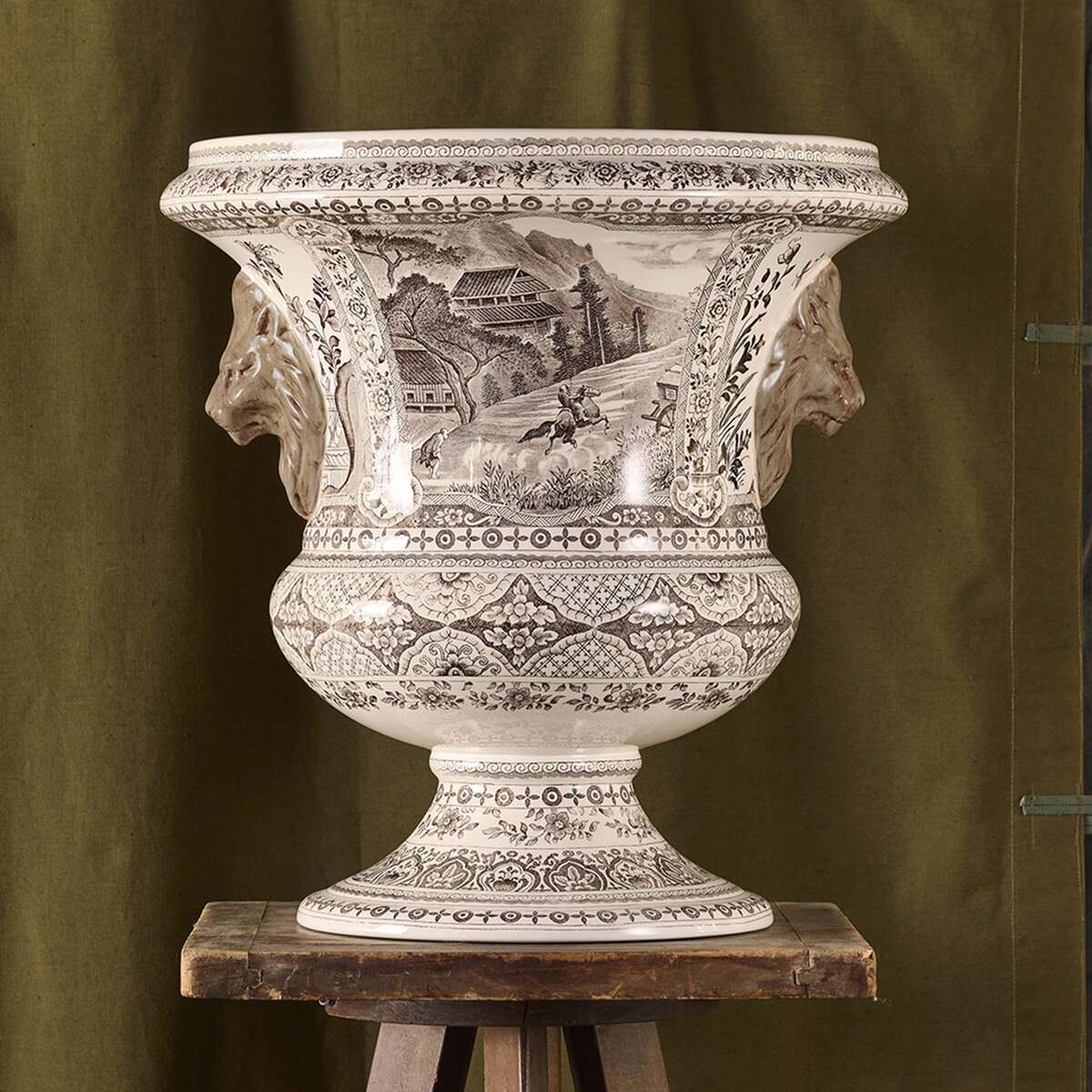 Gien Medici Vase - Le Cavalier Des Steppes, lifestyle view