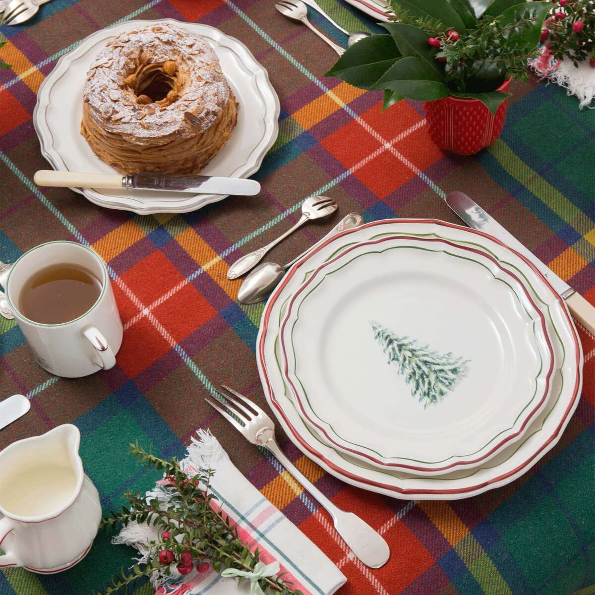 Gien Set of 4 Cereal Bowls - Filet Noël, lifestyle view