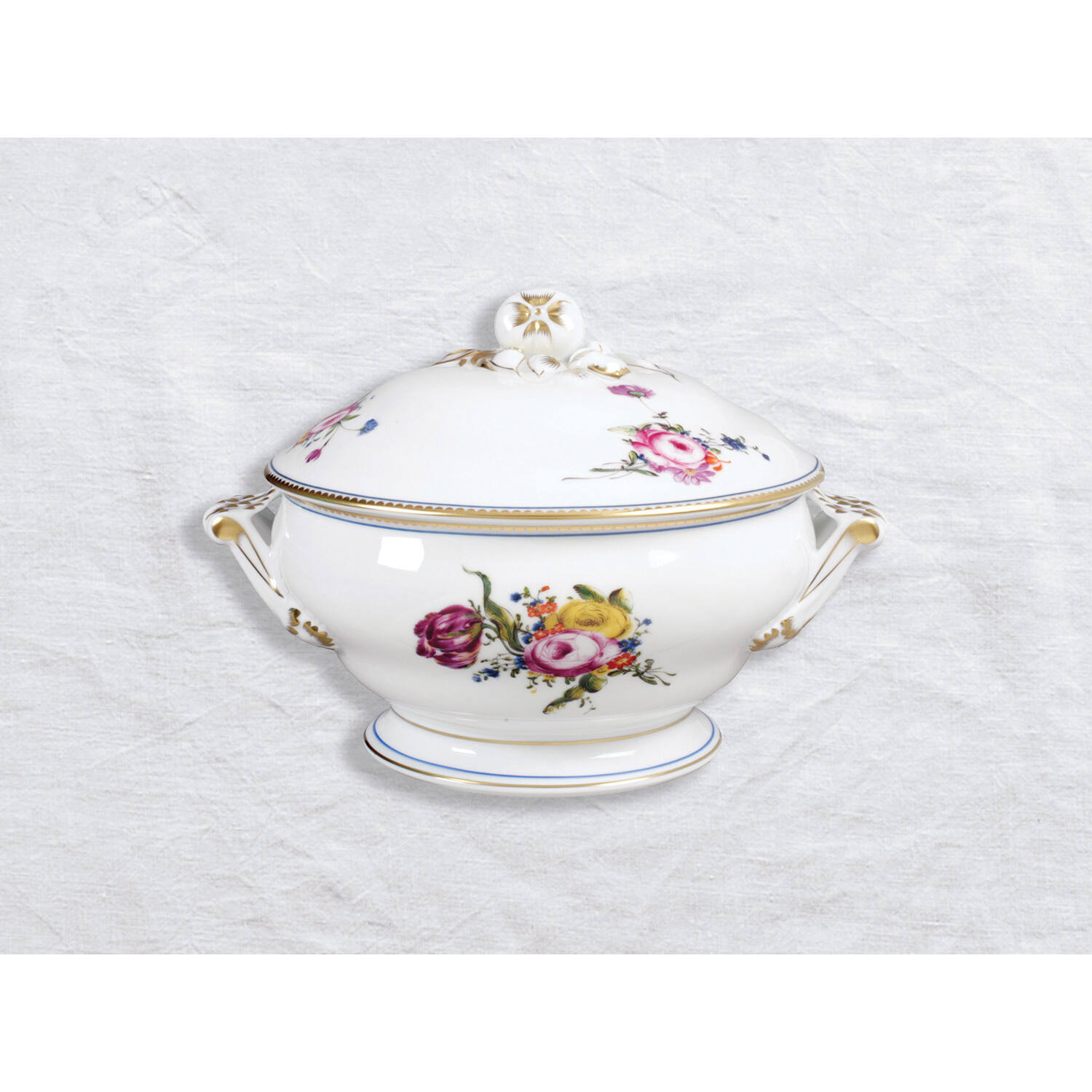 Bernardaud Soup tureen 74.5 oz, Limoges porcelain, A la Reine collection, on a white background