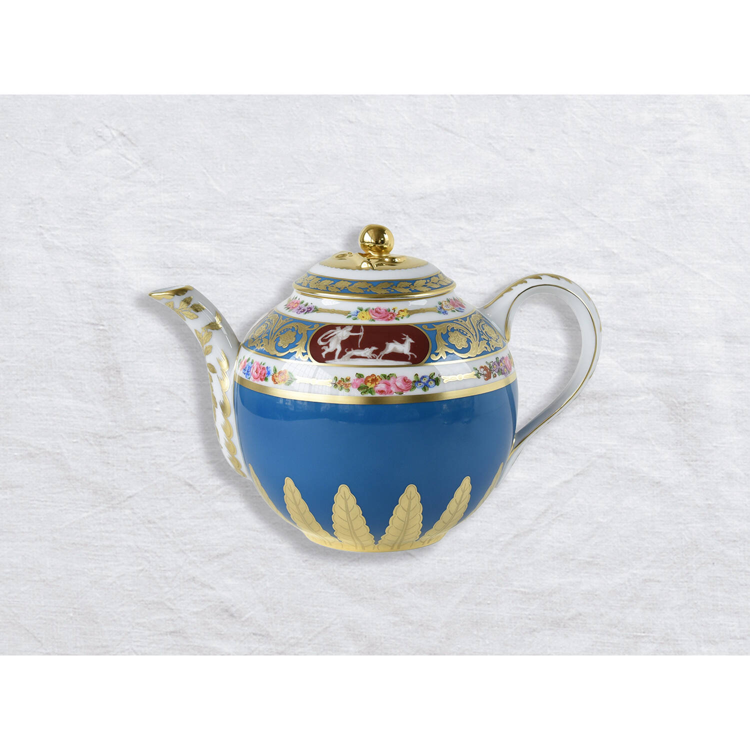 Bernardaud Large tea gift case (teapot, creamer, sugar bowl, 6 tea cups and saucers), Limoges porcelain, Catherine II collection, detail view