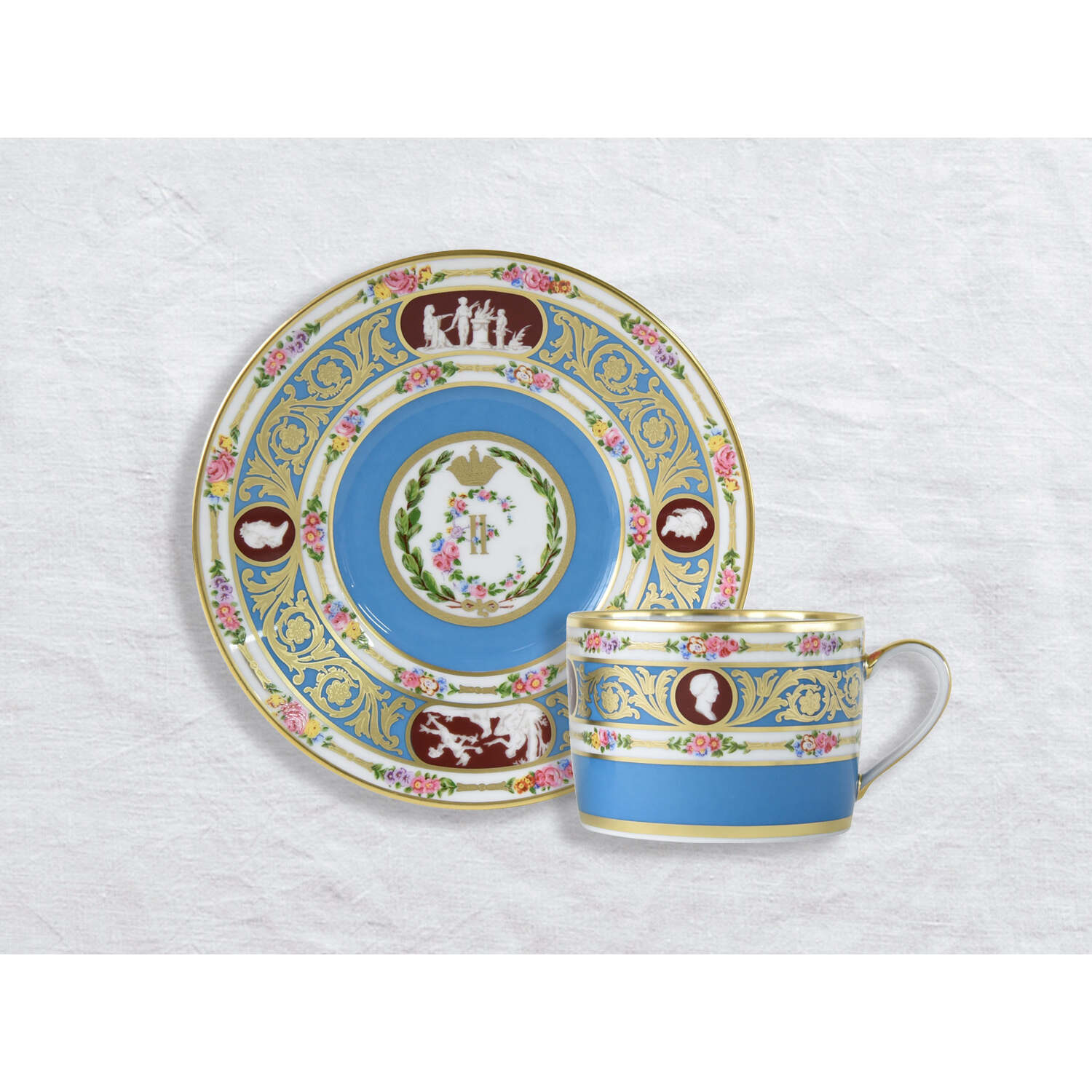 Bernardaud Large tea gift case (teapot, creamer, sugar bowl, 6 tea cups and saucers), Limoges porcelain, Catherine II collection, detail view