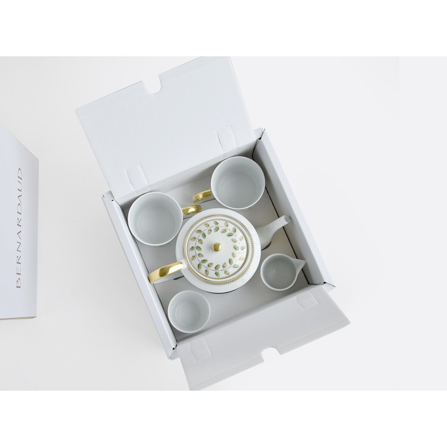 Bernardaud Gift set of 1 teapot, 2 mugs, 1 sugar bowl, 1 creamer, Limoges porcelain, Constance collection, detail view