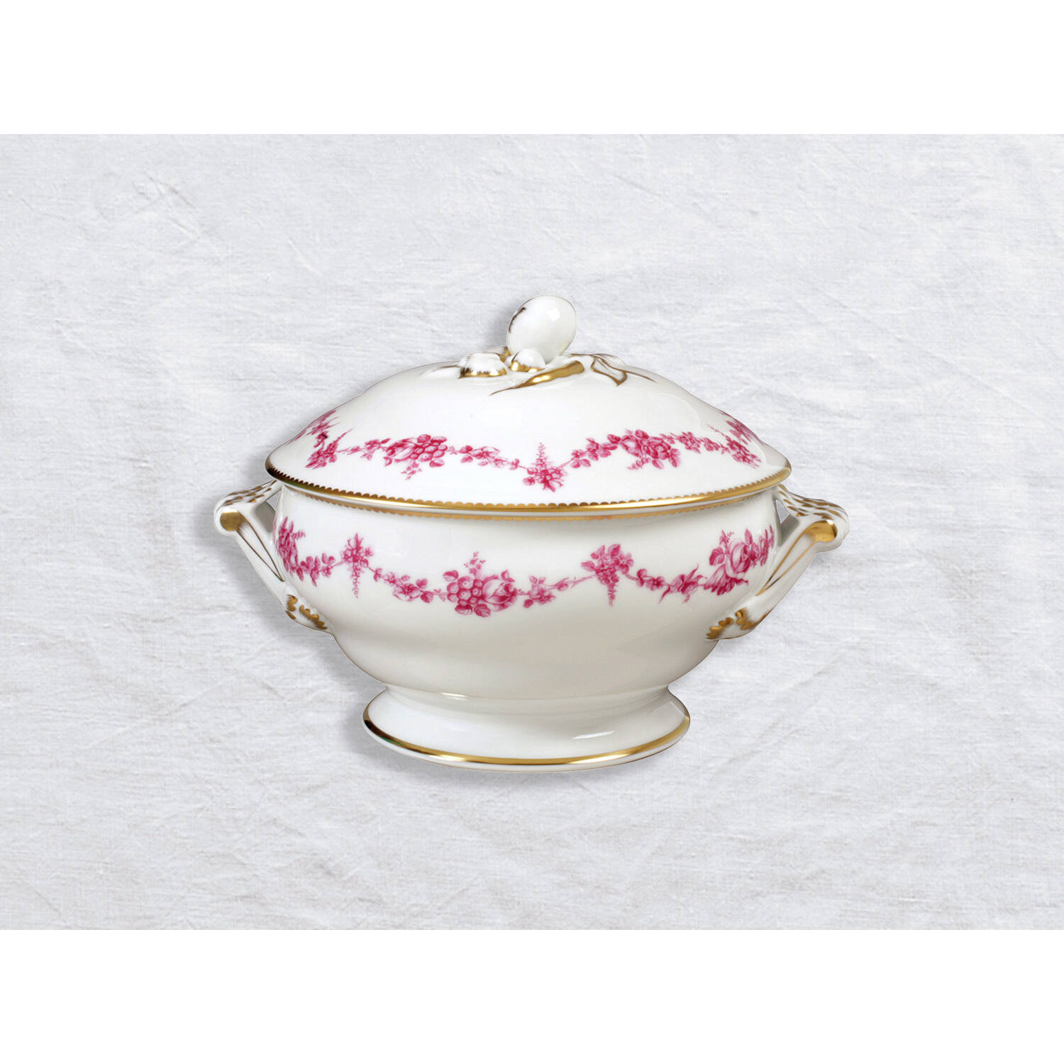 Bernardaud Soup tureen 74.5 oz, Limoges porcelain, Louis XV collection, on a white background