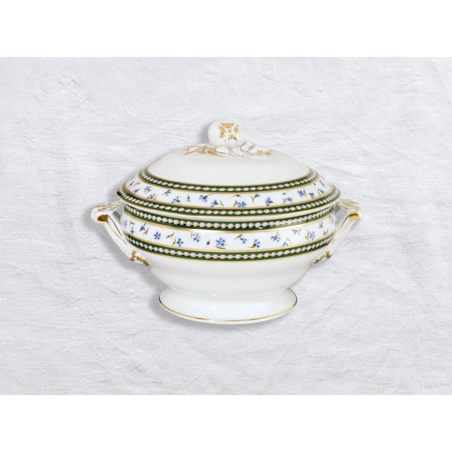 Bernardaud Soup tureen 74.5 oz, Limoges porcelain, Marie-Antoinette collection, on a white background
