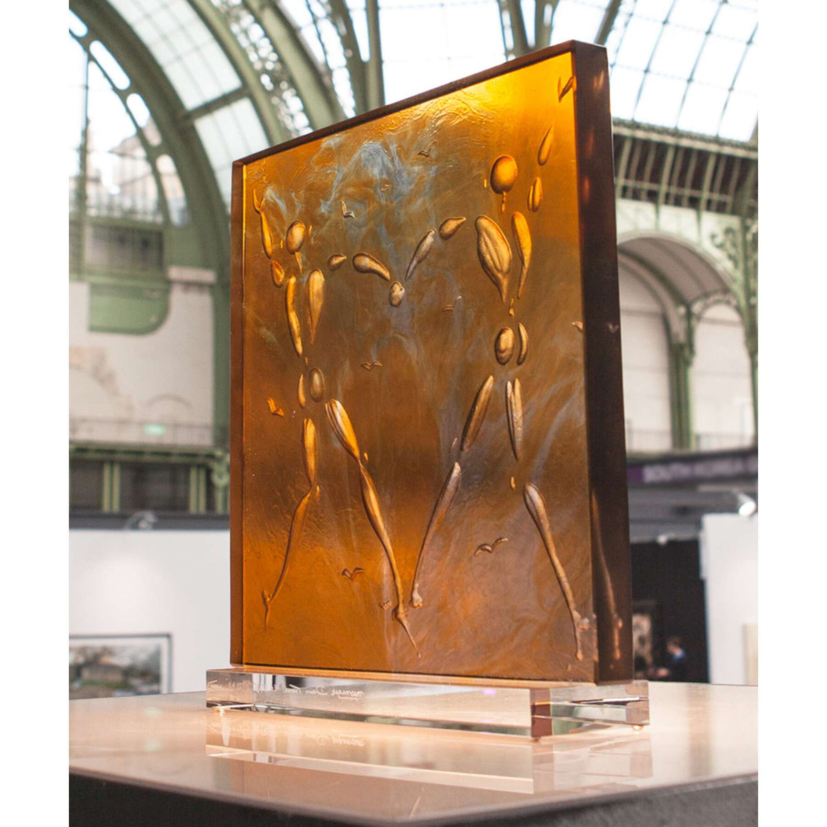 Daum Love Dance By Jérôme Mesnager Sculpture – Amber 250ex, alternate view