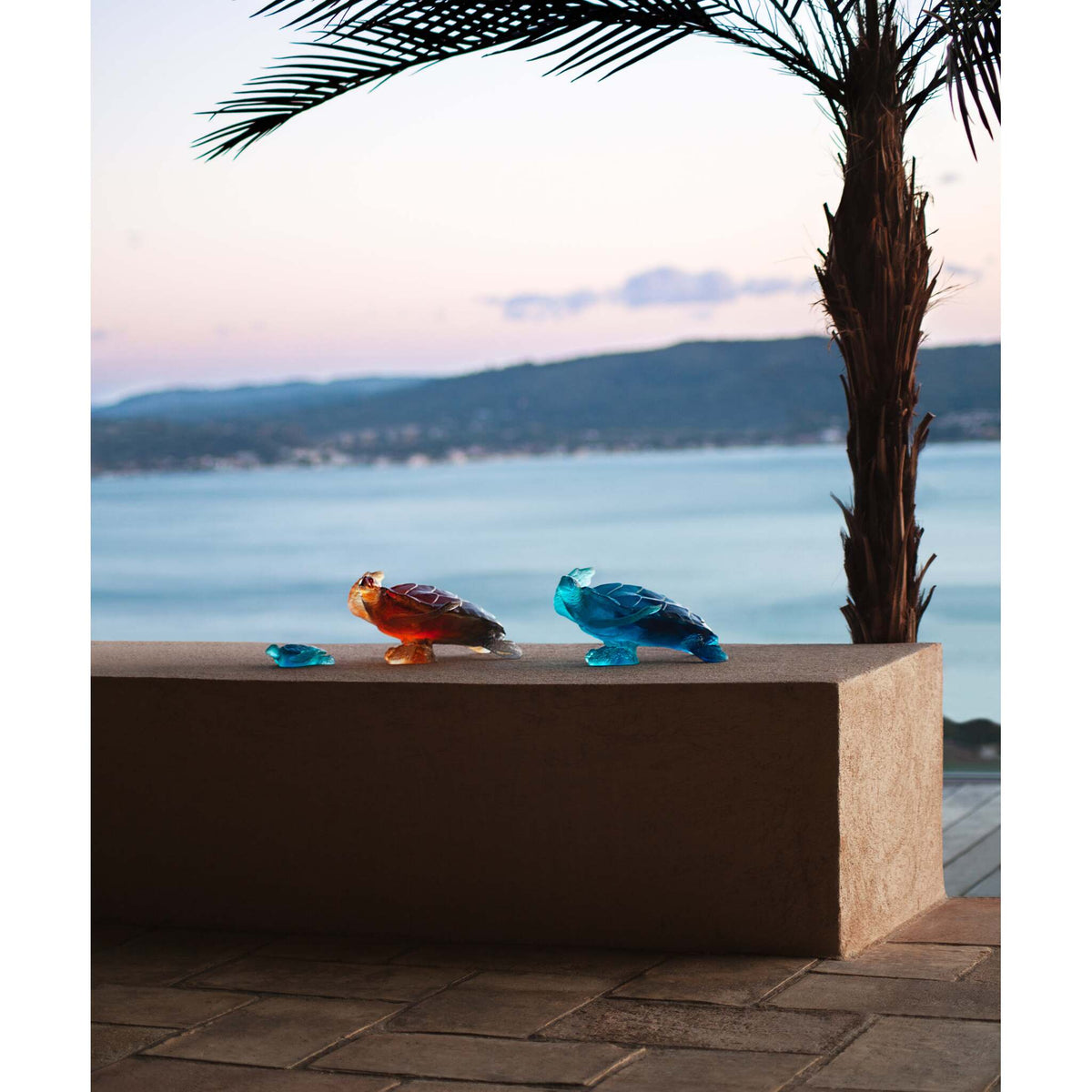 Daum Mer De Corail Medium Sea Turtle Blue Sculpture – And pink, alternate view