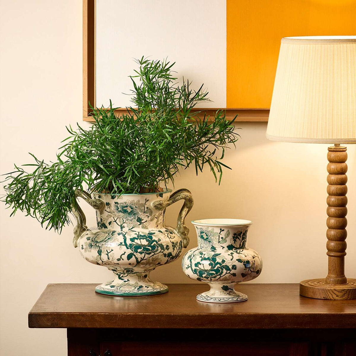 Gien Faenza Vase - Pivoines Vertes, lifestyle view