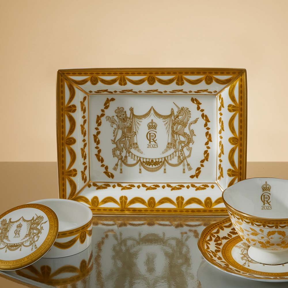 Halcyon Days Coronation Gold Trinket Box, alternate view