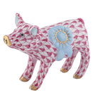 Herend Blue Ribbon Pig figurine in Raspberry with raspberry pink fishnet pattern with gold accents on a white background
