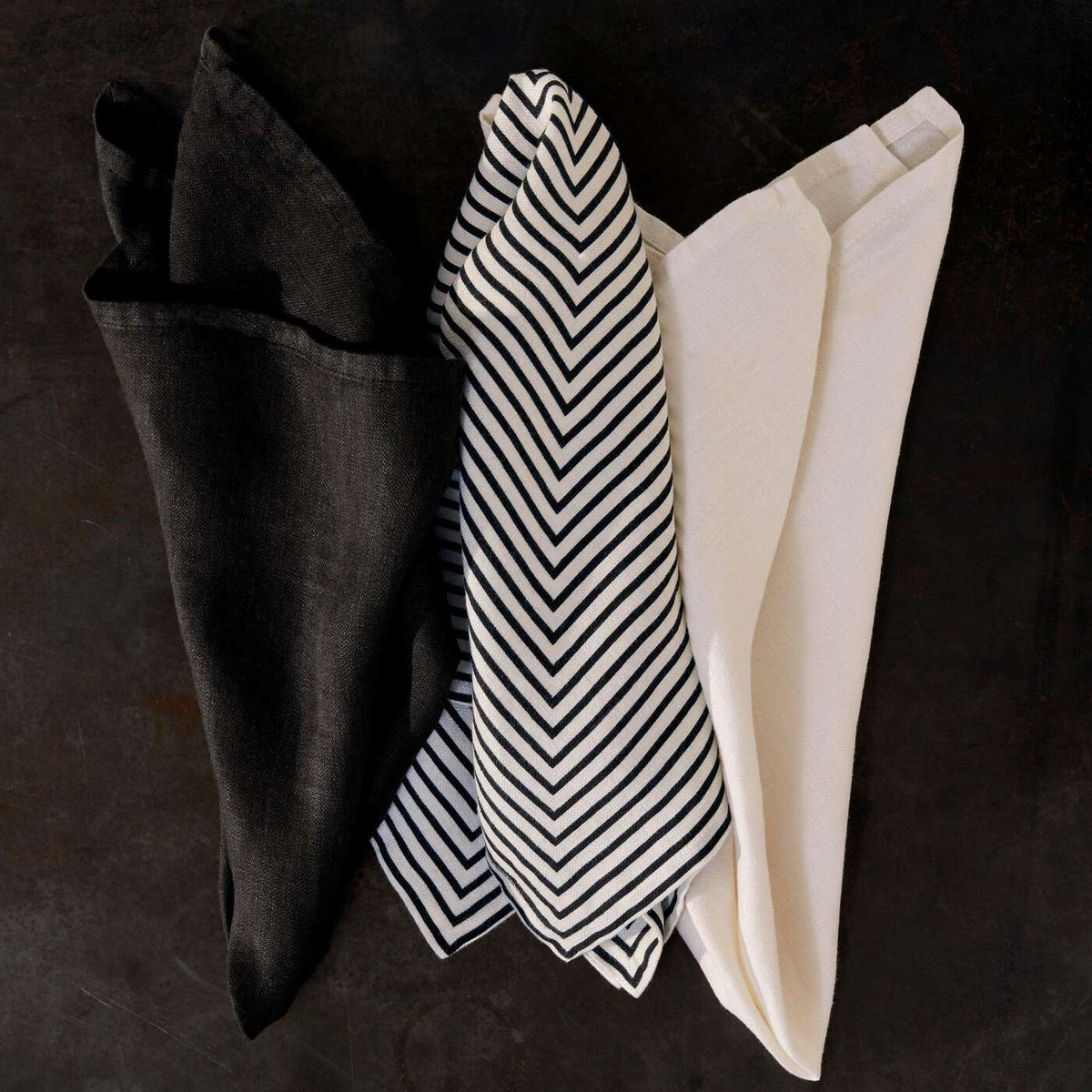 L'Objet Linen Sateen Napkins Set of 4 – Black, alternate view
