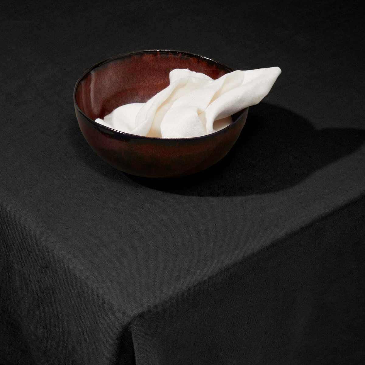 L'Objet Linen Sateen Tablecloth – Black, alternate view