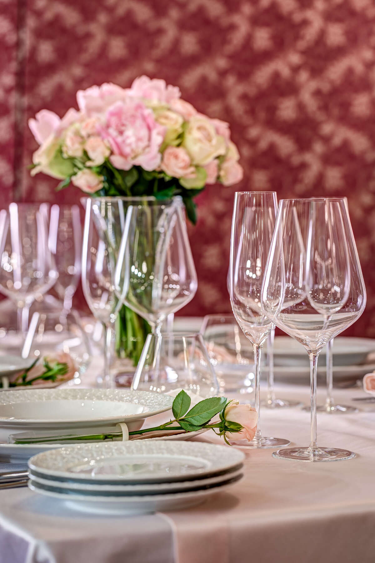 Moser Oeno Champagne Glass 200 ml in a styled setting