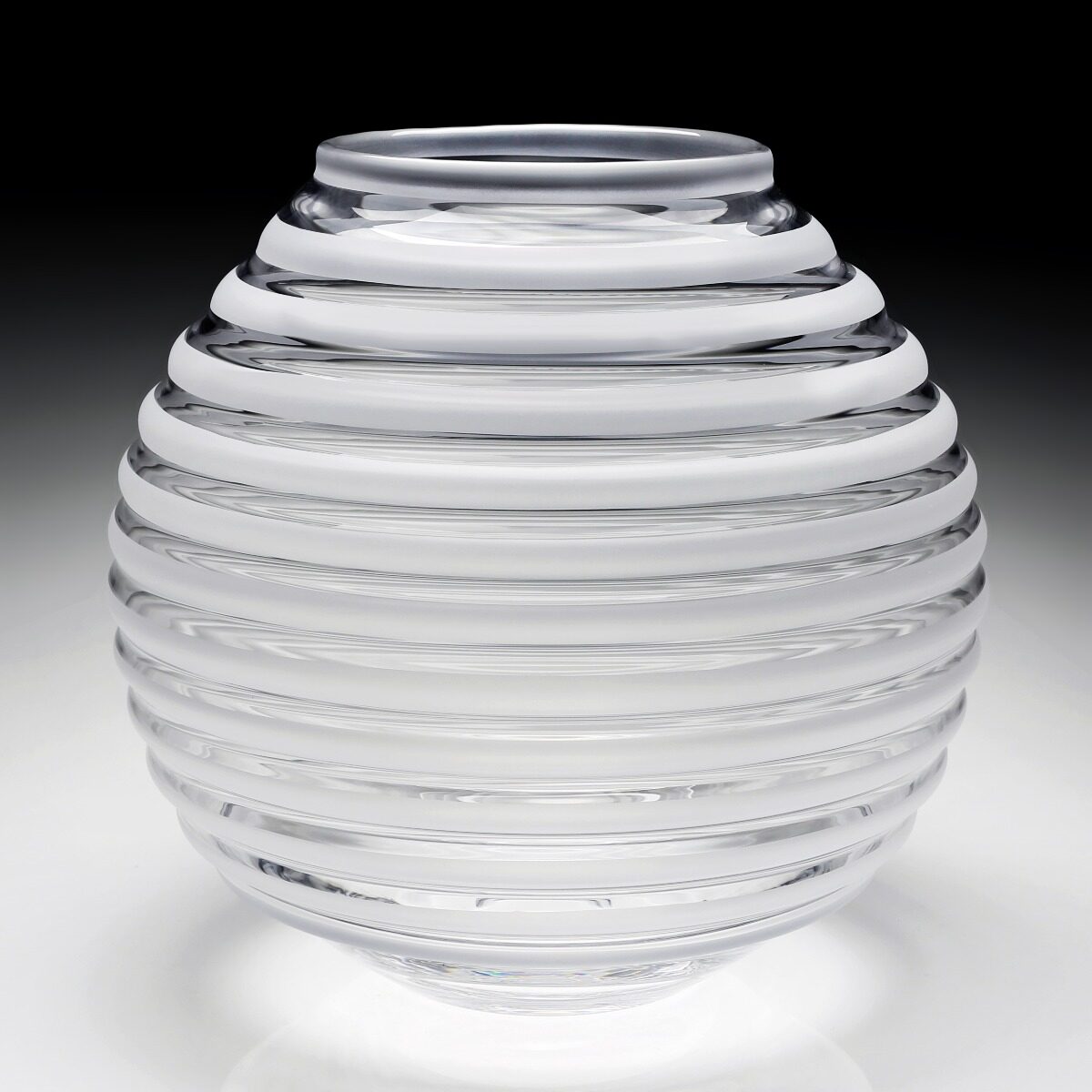 William Yeoward Artemis Vase 12" / 30cm, handmade crystal, detail view