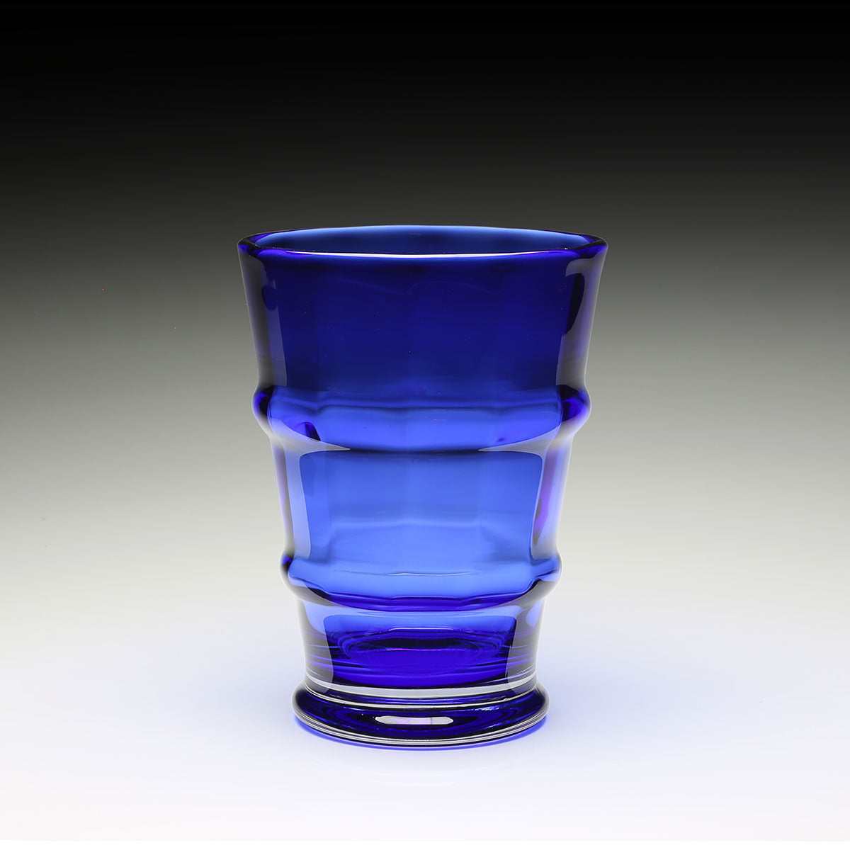 William Yeoward Cotswold Vase 8¼" / 210mm Sky Blue in Sky Blue, handmade crystal, detail view